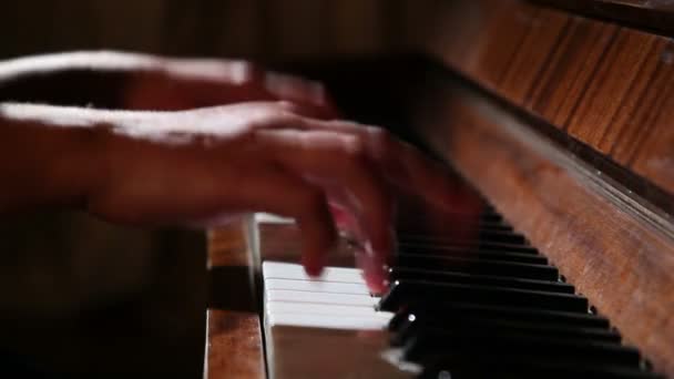 Kvinna spelar piano — Stockvideo