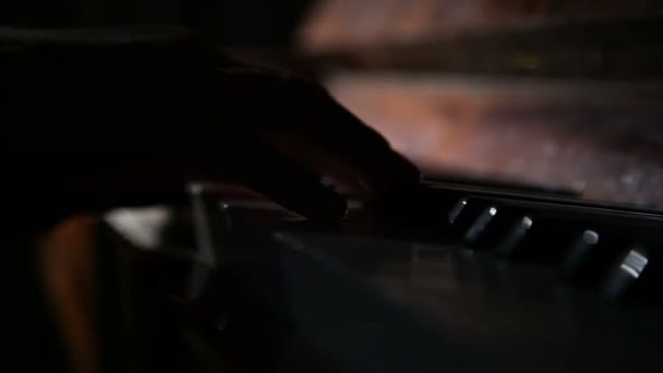 Mujer tocando el piano — Vídeo de stock