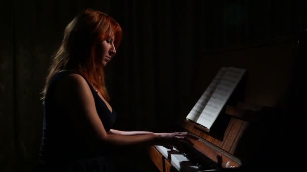 Mujer tocando el piano — Vídeo de stock