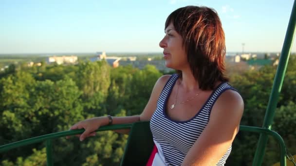 Žena na ruské kolo — Stock video