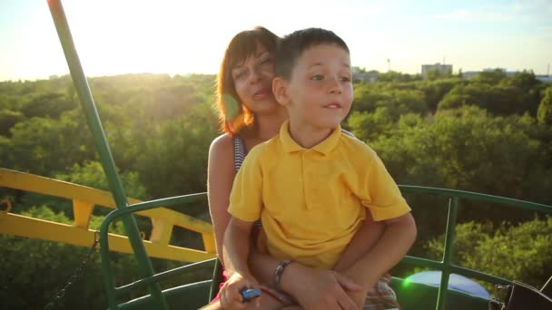 Kind met haar moeder op The Ferris Wheel — Stockvideo