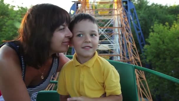 Criança com sua mãe na roda gigante — Vídeo de Stock