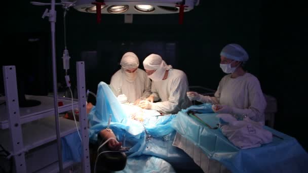 수술을 수행하는 의료 팀 — 비디오
