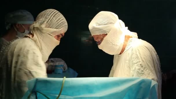 Zespół medyczny wykonujący operację — Wideo stockowe