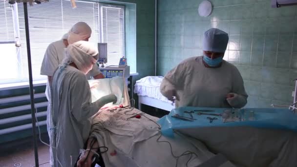 Медицинская команда, выполняющая операцию — стоковое видео