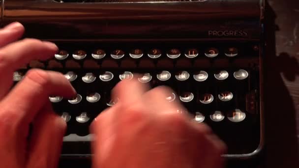 Man prints on the typewriter — Stock Video