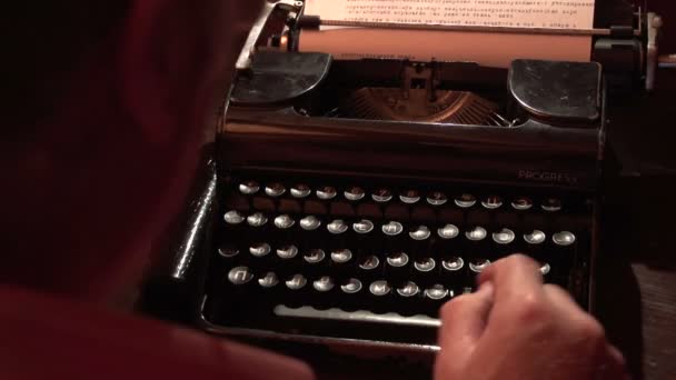 Homem impressões na máquina de escrever — Vídeo de Stock
