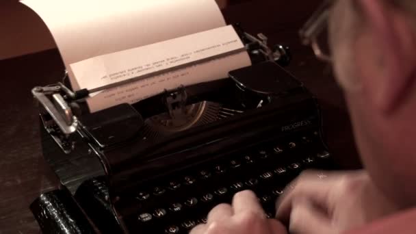 Stampe uomo sulla macchina da scrivere — Video Stock