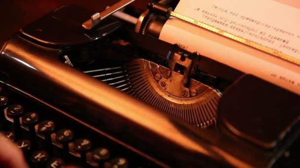 Man prints on the typewriter — Stock Video