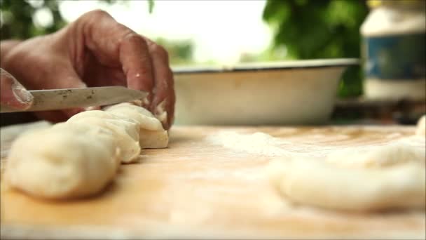 Mujer comprometida en una prueba para los pasteles — Vídeos de Stock