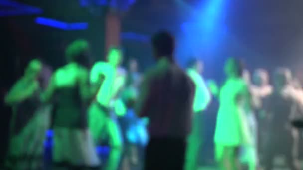 Folk dansar i club — Stockvideo