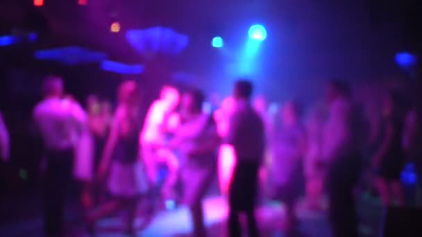 Ludzie tańczą w klubie — Wideo stockowe