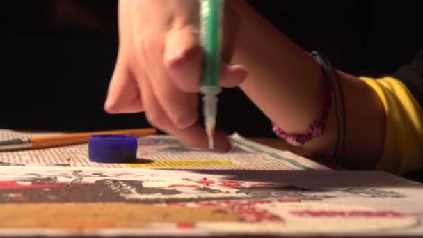 Жінка фарби малюнок — стокове відео
