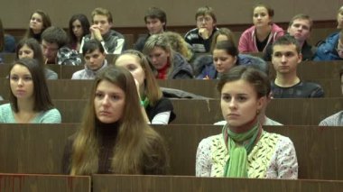 Sınıfta ders öğrenciler