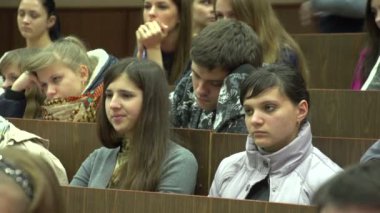 Sınıfta ders öğrenciler