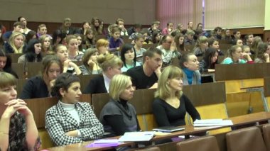 Sınıfta ders öğrenciler