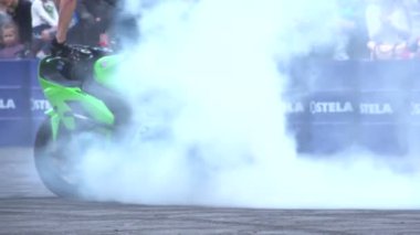 Biniciler stunts gerçekleştirmek