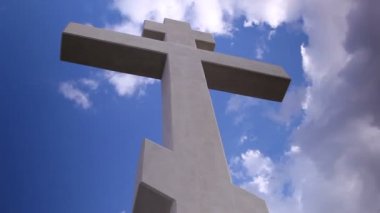 bulutlar bir arka plan üzerinde çapraz