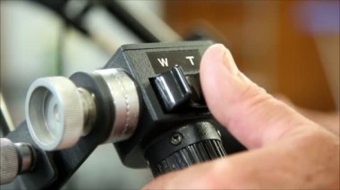 büyük fotoğraf makinesi operatörü kullanır