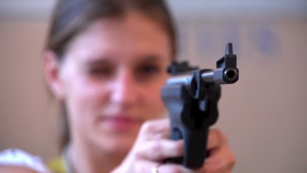 Mulher dispara com arma — Vídeo de Stock