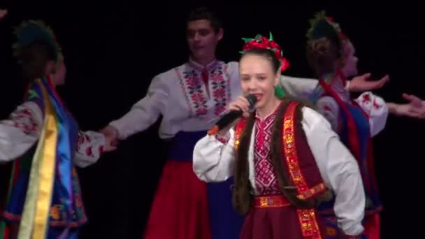 Concierto de danzas folclóricas ucranianas — Vídeo de stock