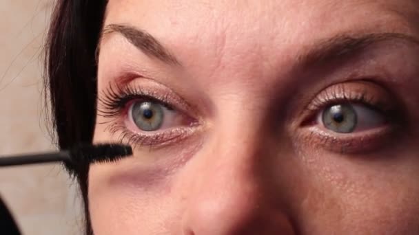 Femme peint les cils — Video