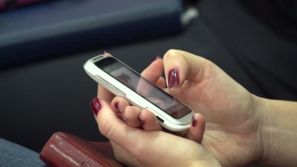 Mujer sosteniendo teléfono — Vídeo de stock