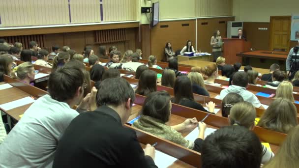 Schüler über den Unterricht im Klassenzimmer — Stockvideo