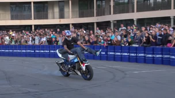 Riders perform stunts — Stock Video
