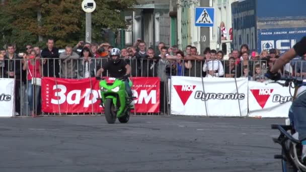 Riders perform stunts — Stock Video