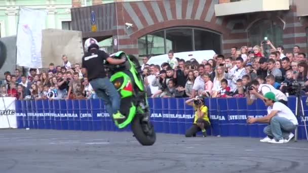 Riders perform stunts — Stock Video