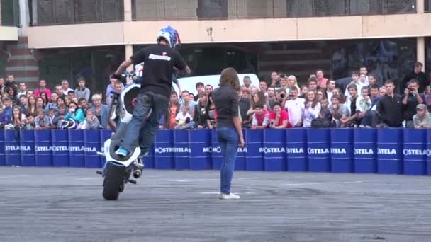 Rider perform stunts — Stock Video