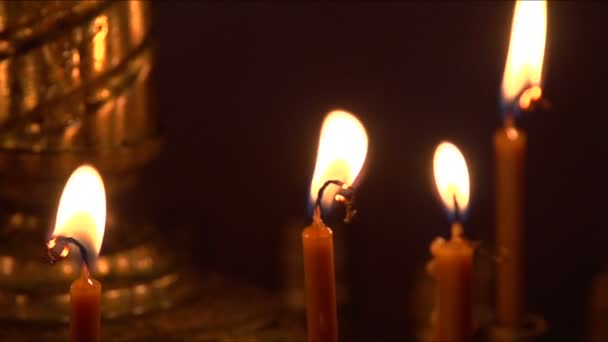 Brennende Kerzen in der Kirche — Stockvideo
