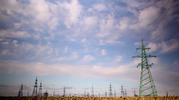 Nubes se mueven sobre líneas eléctricas — Vídeo de stock