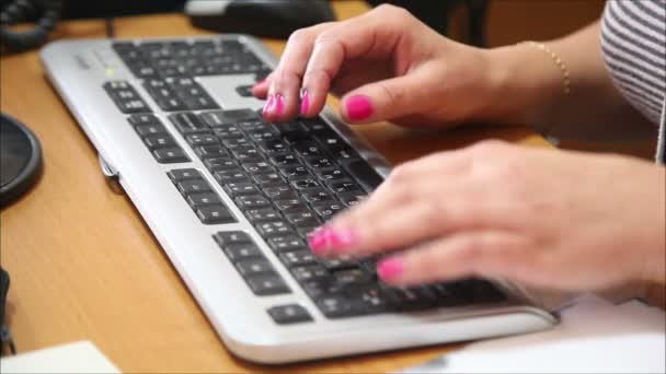 Woman working at the computer — Stock Video