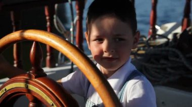 Tekerlek üzerinde bir yat ile çocuk