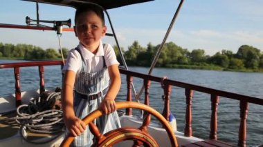 Küçük çocuk tekne sürüş