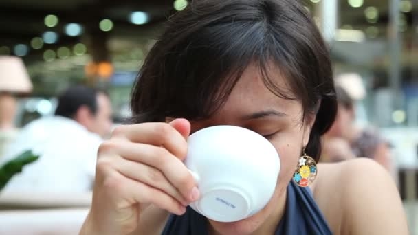 Mujer sentada en la cafetería — Vídeos de Stock