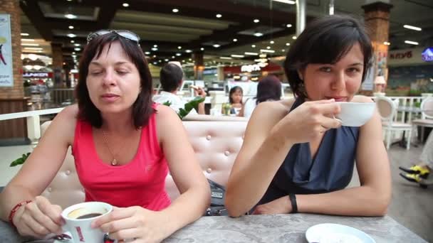 Amigos sentados en la cafetería — Vídeo de stock