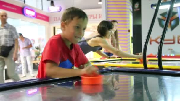 Fiú játék Air Hockey — Stock videók