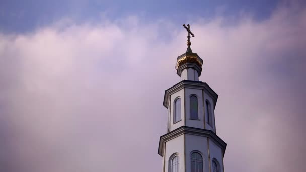 Bulutlar bir arka plan olarak kilisenin kubbesi — Stok video