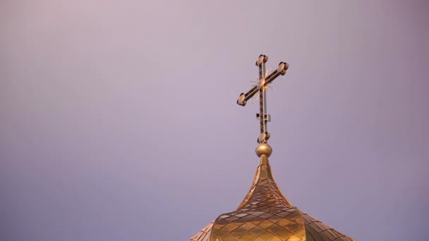 Cúpula de la iglesia sobre un fondo de nubes — Vídeo de stock