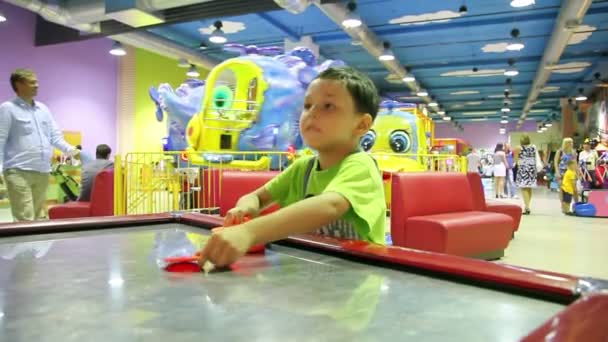 Niño jugando al hockey sobre aire — Vídeo de stock