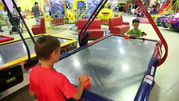 Pojkar spelar airhockey — Stockvideo