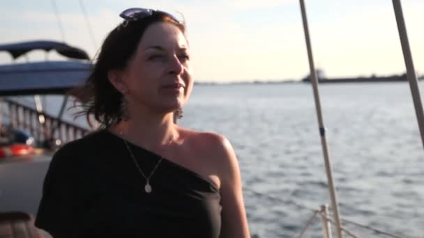 Donna che viaggia su uno yacht — Video Stock