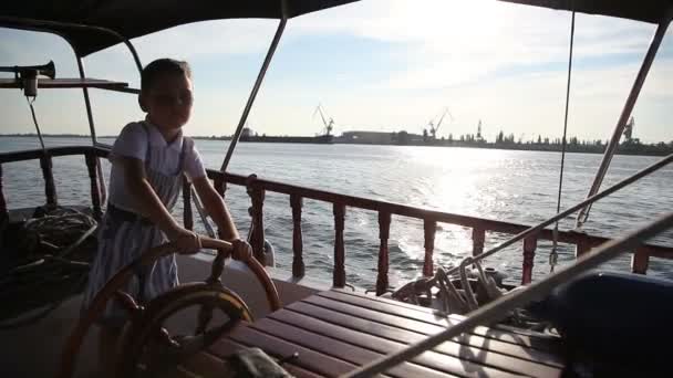 Ragazzo con ruota su uno yacht — Video Stock