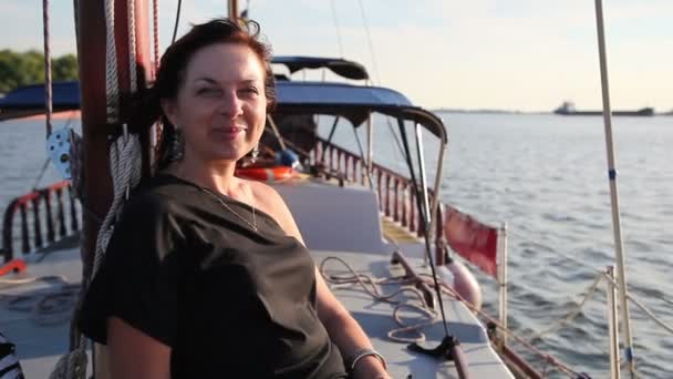 Femme voyageant sur un yacht 