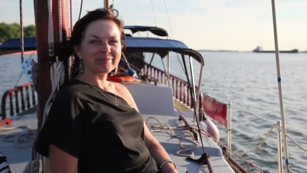 Femme voyageant sur un yacht — Video