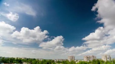 Beyaz bulutlu mavi gökyüzü