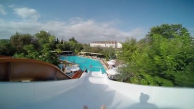 Bir çift ayak üzerinde su kayağı